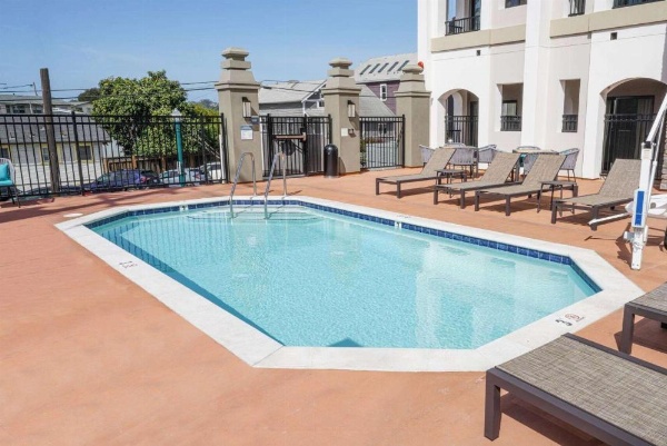 La Quinta Inn & Suites by Wyndham Santa Cruz image 13